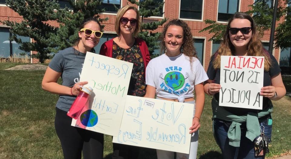 学生举着关于气候的标语